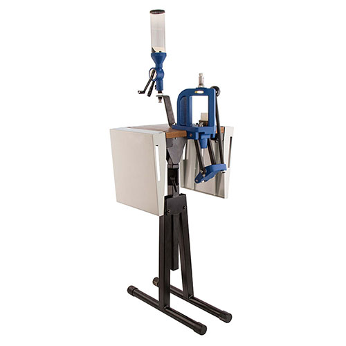 Il Frankford Arsenal® Platinum Series Reloading Stand è ideale per spazi ridotti: tavolo e struttura pieghevoli, con un centro in legno per montare attrezzi fissi.