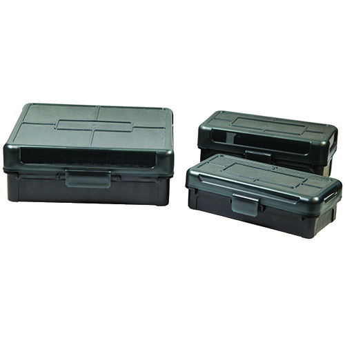 La Frankford Arsenal Hinge-Top Ammo Box offre una robusta cerniera in plastica, etichettatura facile, impilabilità e resistenza al freddo, disponibile in scatole da 100 e 50 colpi.