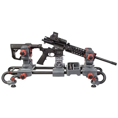 Il Tipton® Ultra Gun Vise offre un design modulare per pulire e lavorare su qualsiasi arma o balestra, con morsetti regolabili e struttura in acciaio resistente.