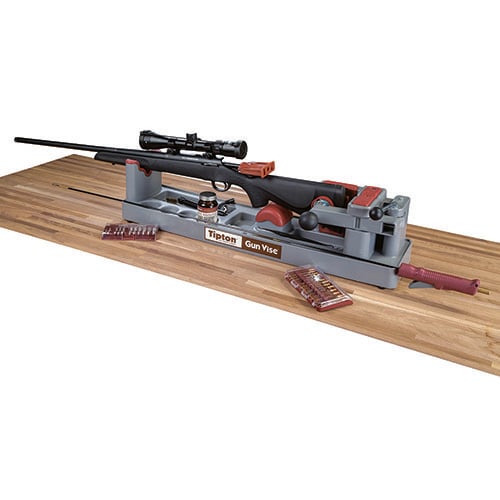 Fissa il tuo fucile o carabina con il Tipton® Gun Vise™: supporto anti-scivolo, accesso rapido, scomparti integrati per solventi e materiali, e materiali resistenti.
