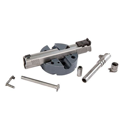 Il Wheeler Universal Bench Block è realizzato in uretano non graffiante, ideale per M1911 e altri fucili come i 10/22, garantendo stabilità e protezione.