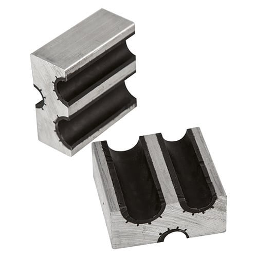 Il Wheeler Universal Barrel Clamp è realizzato in alluminio aeronautico con rivestimento in urethane, offre una presa sicura per barre calibro AR e bull barrel.