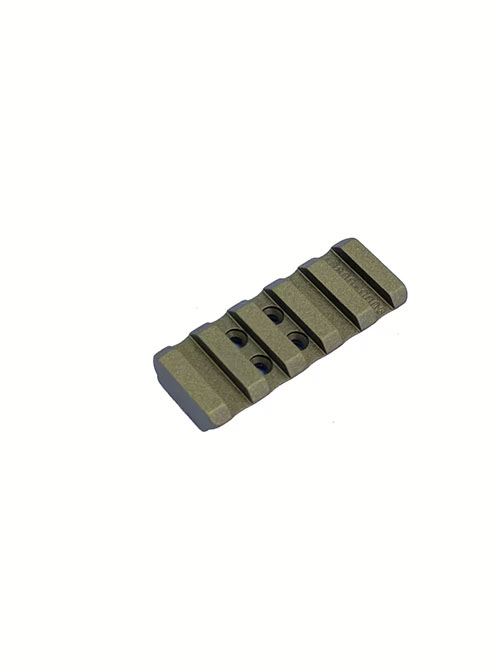 Adattatori Picatinny in alluminio lavorato CNC, con finitura Mil-Spec resistente a graffi e corrosione, disponibili in 3 altezze per un perfetto allineamento ottico.