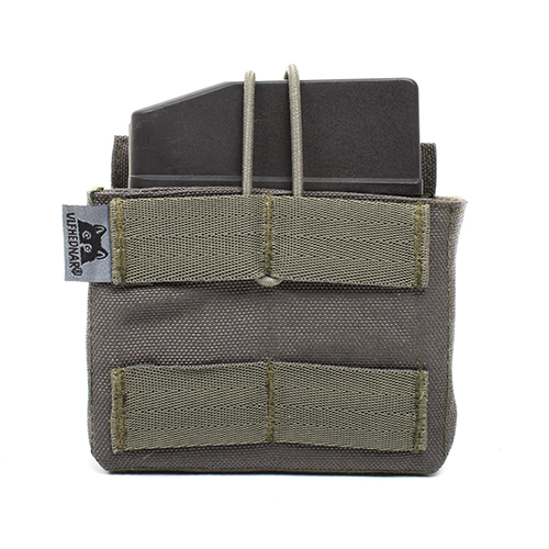 La tasca universale ULFHEDNAR per 1-2 caricatori è realizzata in Cordura resistente, regolabile con velcro e bungee, compatibile con standard Molle.