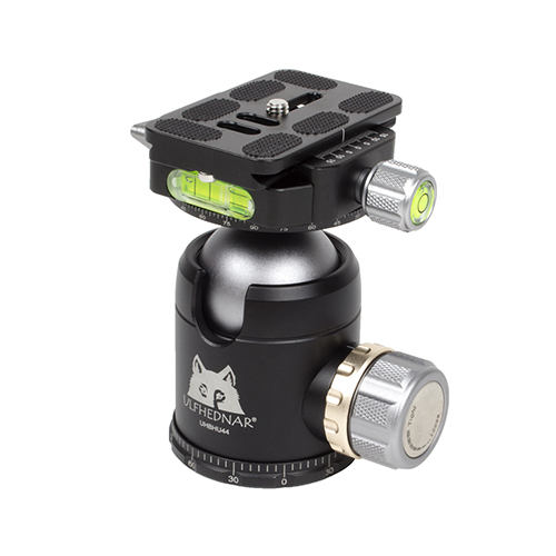 L'ULFHEDNAR Ballhead Arca-Style supporta fino a 20kg, garantendo stabilità e compatibilità con Arca-rails per attrezzature fotografiche professionali.