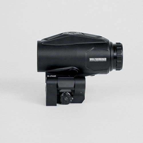 Il Teiwaz Hybrid 5x20mm Magnifier offre un reticolo balistico moderno, montaggio flip-to-side, impermeabilità IP67 e regolazione diottrica per prestazioni ottimali.