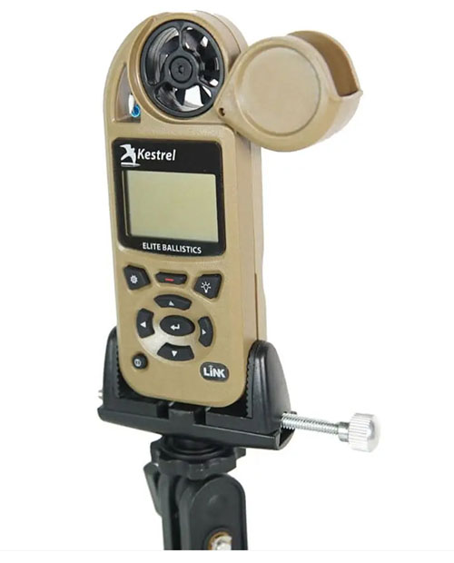 Il supporto per treppiede Kestrel consente di fissare qualsiasi Kestrel Meter su un montaggio da treppiede 1/4-20, offrendo stabilità e precisione per le tue misurazioni.