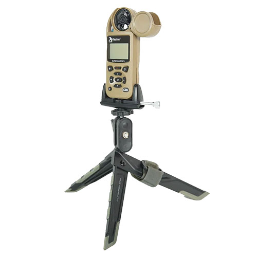 Fissa qualsiasi dispositivo Kestrel su questo robusto e leggero tripod, ideale per misurazioni sul campo, resistente alle intemperie e facilmente trasportabile.