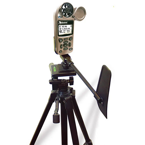 Il supporto rotante Kestrel per la serie 5000 offre misurazioni precise del vento, montaggio facile su treppiedi e opzioni di trasporto MOLLE, tutto in conformità Berry.