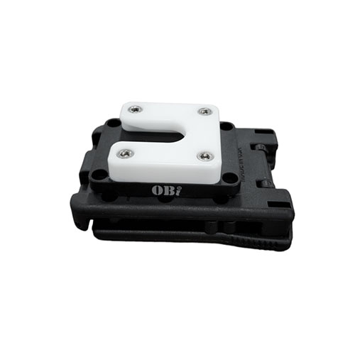 Il Clamp Lock con TEK-LOK offre un montaggio sicuro su cinture fino a 1,5 pollici e consente di collegare facilmente attrezzature per un'ottima versatilità.