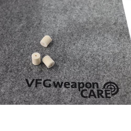 Il WEAPON PAD VFG è realizzato in feltro di alta qualità con un lato inferiore in gomma antiscivolo, ideale per proteggere armi e aree di stoccaggio.