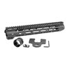 Scopri l'AR-15 Wrenchman LW Handguard: leggero, con 3 lati M-LOK, picatinny top rail, e Torque Plate brevettata per un attacco solido. Made in USA!