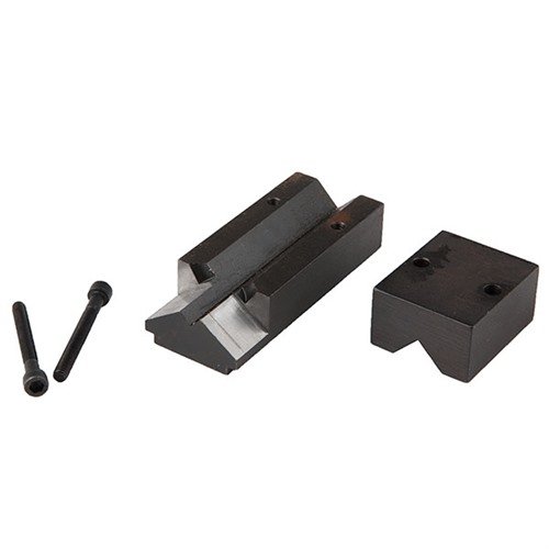 Il V-block in acciaio garantisce setup precisi e ripetibili, evitando errori di fresatura e ottimizzando i tempi di produzione per estrattori Sako su Remington 700.