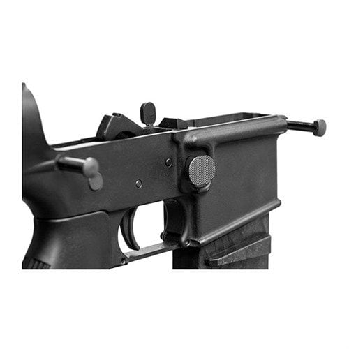 Pulsante di rilascio del caricatore oversized per AR-15/M16, offre una superficie ampia per cambi rapidi e sicuri, realizzato in acciaio 4140 con finitura nera.