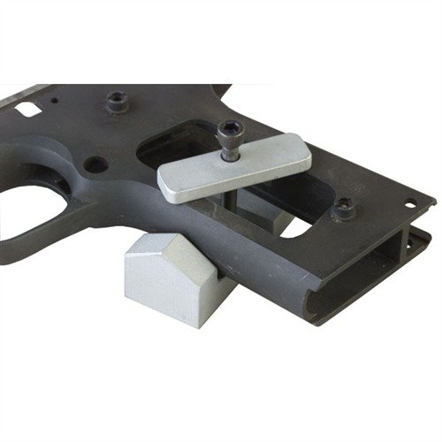 Il 1911 Checkering Guide di Brownells offre un supporto solido per un checkering preciso della strap, con angoli di 60° o 90° e una lunghezza ideale per un lavoro accurato.