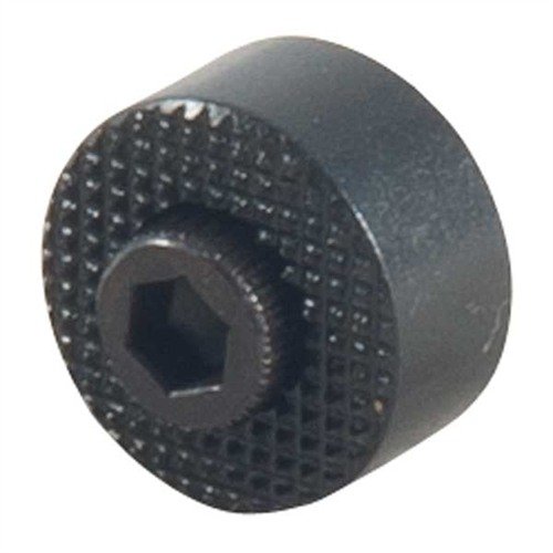 Il pulsante di rilascio della rivista oversize 1911 di Ed Brown offre una presa sicura con checkering a 40 lpi e una lunghezza extra per cambi rapidi della rivista.