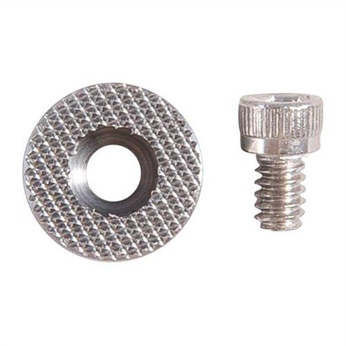 Il pulsante di rilascio della rivista oversize 1911 di Ed Brown offre una presa sicura grazie alla checkering 40 lpi e consente cambi rapidi delle riviste senza modificare la presa.