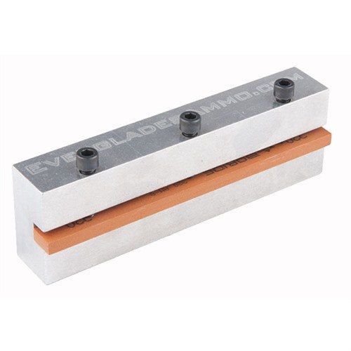 Lo strumento 1911 FRAME RAIL STONING TOOL di EVERGLADES AMMO permette di rifinire con precisione le guide del telaio 1911 o 2011, garantendo un controllo ottimale.