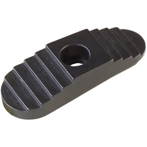 Il MOSSBERG 500/590 Oversized Safety offre un'agevole attivazione della sicura grazie al design in alluminio più grande, con maggiore superficie e leva.