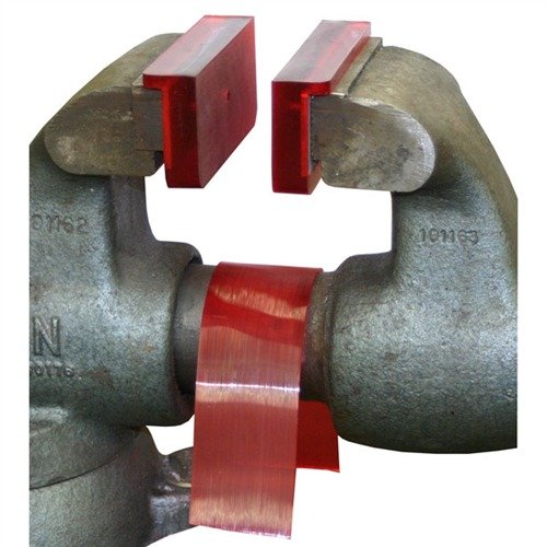 Le MORSETTE MAGNETICHE SOFT JAWS offrono una presa sicura senza danneggiare le armi, con una superficie resistente agli oli e una copertura per viti inclusa.