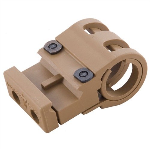 Il Light Mount di Viking Tactics offre un design offset per un facile accesso agli interruttori, è leggero, resistente e compatibile con sistemi Picatinny.