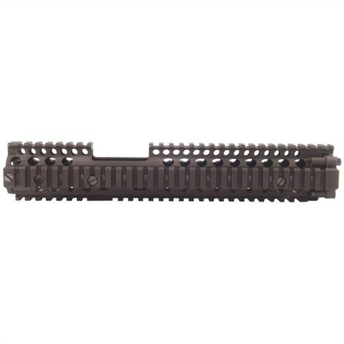 Il RIS II di Daniel Defense è un handguard in alluminio con multi-rail, progettato per l'M4A1, consente il montaggio rapido di un M203 e offre flottazione libera del canna.