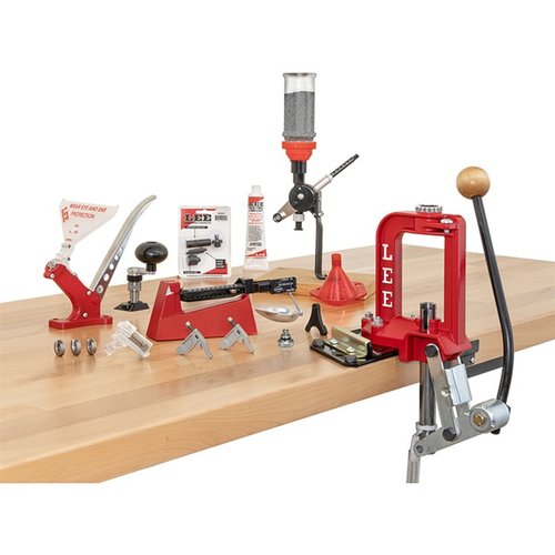 Il kit Breech Lock Challenger di Lee Precision offre un sistema completo per la ricarica, con pressa, misuratore di polvere e strumenti per la preparazione delle munizioni.