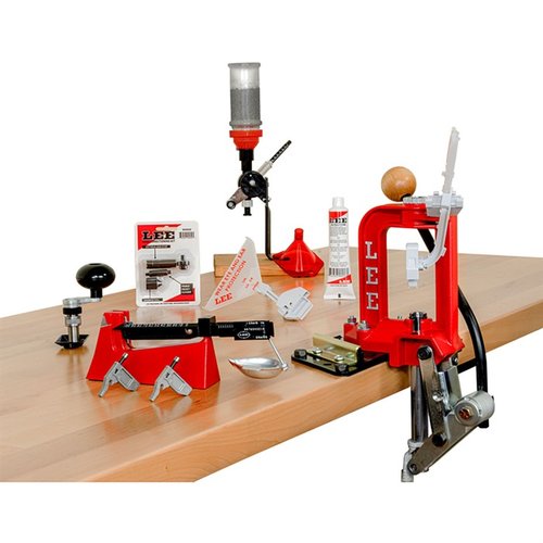 Il kit 50TH ANNIVERSARY LEE include la pressa Breech Lock Challenger, misuratore di polvere, scala di sicurezza e strumenti essenziali per una ricarica precisa.