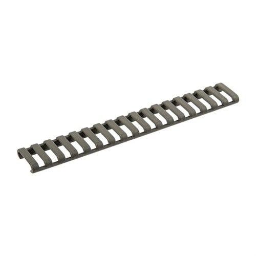 Il pannello ladder rail Picatinny di MAGPUL migliora la presa e protegge il rail da sporco e danni, mantenendo il profilo basso e adattandosi a 18 slot.