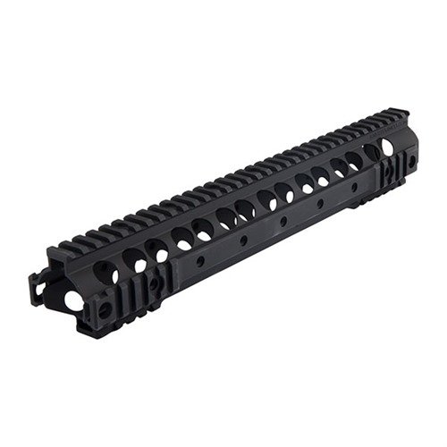 Il KAC URX III & 3.1 è un forend modulare e free floating per AR-15, leggero, con sezioni M1913 Picatinny e 4 socket QD per slings ambidestri.