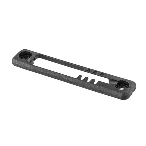 La M-LOK Tape Switch Mounting Plate di MAGPUL consente un montaggio sicuro dei pad di pressione Surefire ST su sistemi M-LOK, con design a profilo basso e costruzione robusta.