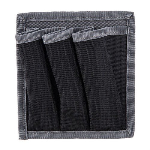 Il UNIVERSAL MAGAZINE HOLDER di G.P.S. offre un supporto versatile con retro in Hook and Loop per armadi interni in moquette e magnetico per superfici metalliche.