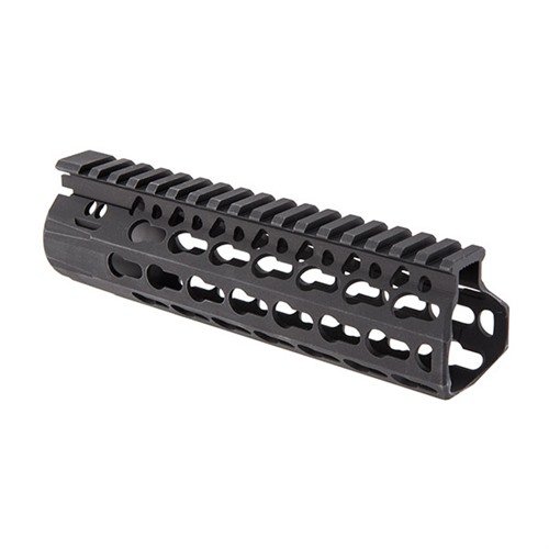 Il handguard BCM KMR Alpha di Bravo Company offre una costruzione in alluminio leggero, supporto stabile e numerosi slot KeyMod™ per accessori.