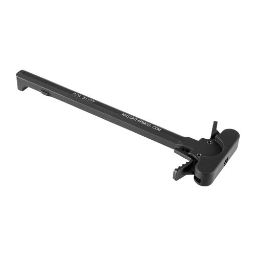 L'AR-15 Ambidextrous Charging Handle KAC offre un design ergonomico, maniglie di facile accesso e resistenza, garantendo un funzionamento fluido anche con l'uso di una sola mano.
