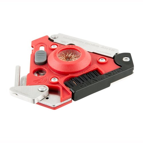 Il Real Avid AR15 Carbon Boss offre 12 superfici per pulire il carbonio da tutte le parti del bolt-carrier group, incluso un pennello in bronzo e un pouch in nylon.