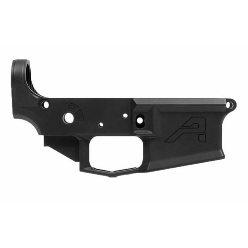 L'AR-15 M4E1 Stripped Lower Receiver offre resistenza, compatibilità con parti mil-spec, e un design elegante con un guardia del grilletto integrata per un'installazione facile.