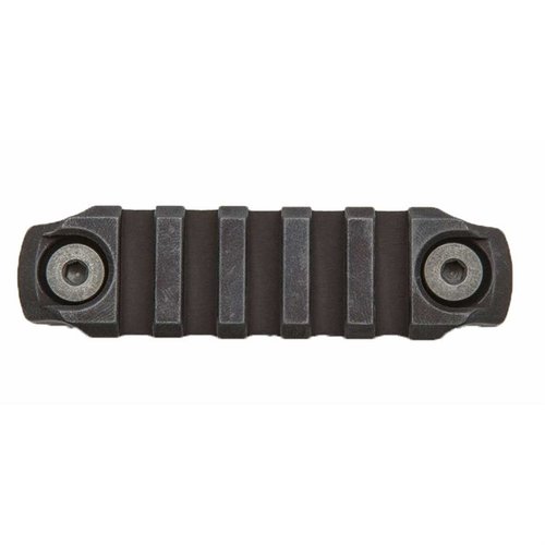 Le sezioni di rail Picatinny BCM M-LOK® permettono di montare accessori compatibili, disponibili in nylon leggero o alluminio per installazioni ad alta resistenza.