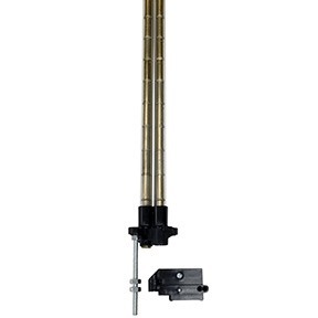 Il Lee Universal Case Feeder automatizza l'alimentazione delle cartucce, aumentando la produzione con tubi chiari, piastre di alimentazione e compatibilità con vari calibri.