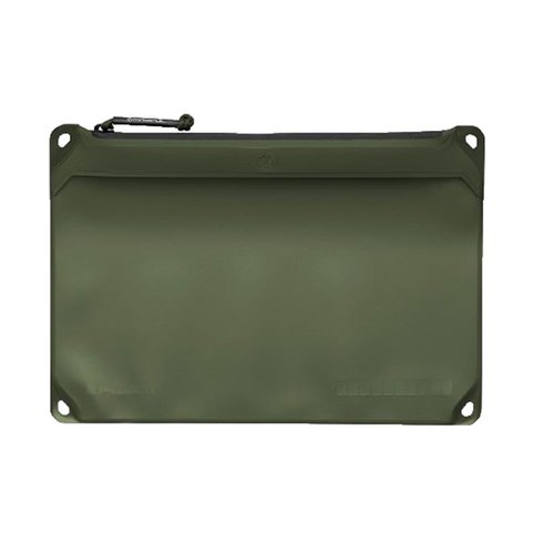 La Magpul DAKA Pouch offre un'organizzazione ottimale con tessuti rinforzati, zip YKK AquaGuard®, finestra traslucida e resistenza agli agenti chimici.