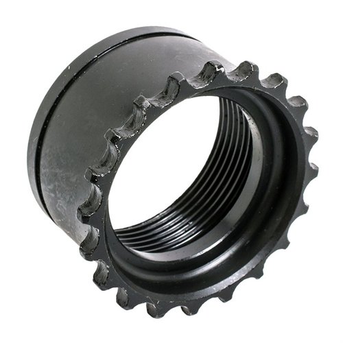 Il CMMG AR-15 Barrel Nut è realizzato in acciaio, finitura nera, compatibile con barrel e upper receiver mil-spec, ideale per un'installazione sicura e duratura.