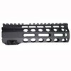 L'AR-15 HANDGUARD M-LOK 5.56MM offre un design robusto in alluminio anodizzato, con guide 1913 e MLOK, e viti di serraggio per un'installazione sicura.