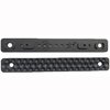 Il G10 DIMPLED RAIL COVER M-LOK offre una superficie AA per una trazione versatile, disponibile in due lunghezze, facile da installare e resistente.