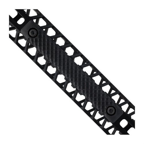 I pannelli M-LOK 3 slot Operator di VZ GRIPS offrono una texture incrociata rigata per una presa sicura, compatibili con 3 slot M-LOK per un montaggio facile.