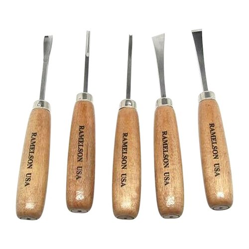 Il set di intaglio in legno UJ Ramelson include 5 strumenti di alta qualità in W-1 Tool Steel, pronti per il tuo prossimo progetto di intaglio.