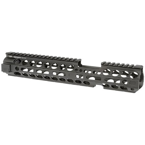 I due pezzi di handguards M-Lok free float di Midwest Industries offrono un design leggero, un'installazione su GI barrel nut e cinque QD sockets per accessori.