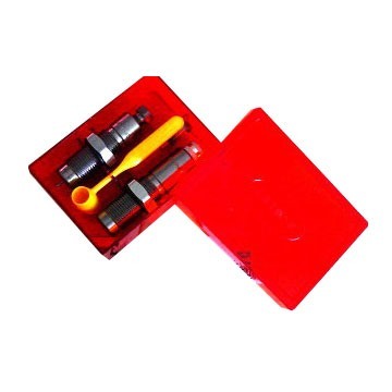 Il RIFLE 2 DIE SETS, 6.5 JAP PACESETTER offre un set di 2 die in edizione limitata, comprendente un Full Length Sizing Die e un Bullet Seating Die, realizzati in acciaio.