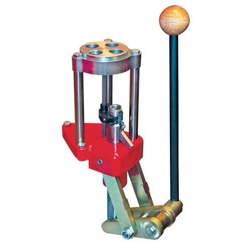 La 4-HOLE CLASSIC TURRET PRESS di LEE PRECISION offre un'eccezionale fluidità, un robusto telaio in ghisa e un sistema di caricamento primari facile e veloce.