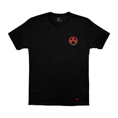 Scopri la t-shirt SUN'S OUT di MAGPUL, in cotone 100% morbido e resistente, con collo a giro e senza etichetta per il massimo comfort. Disponibile in nero.