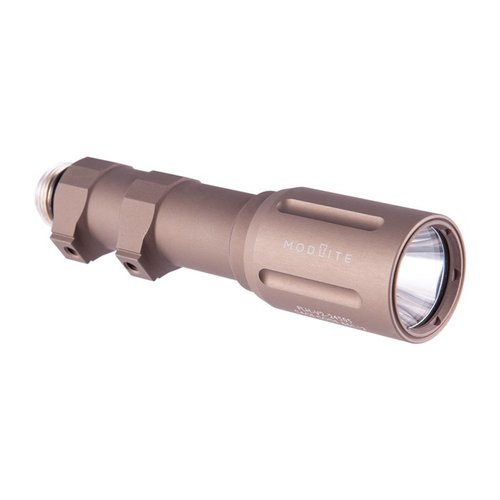 La Modlite PLHv2 18650 offre 1350 lumen e 54000 candela, con un equilibrio perfetto tra flood e throw, costruita per resistere a forti rinculi.
