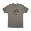 Scopri la t-shirt Magpul con logo M81, realizzata in 60% cotone e 40% poliestere, disponibile in nero e grigio pietra, taglie da S a 3XL, comoda e resistente.